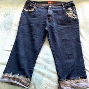 TNY Embroidered Capri Jeans